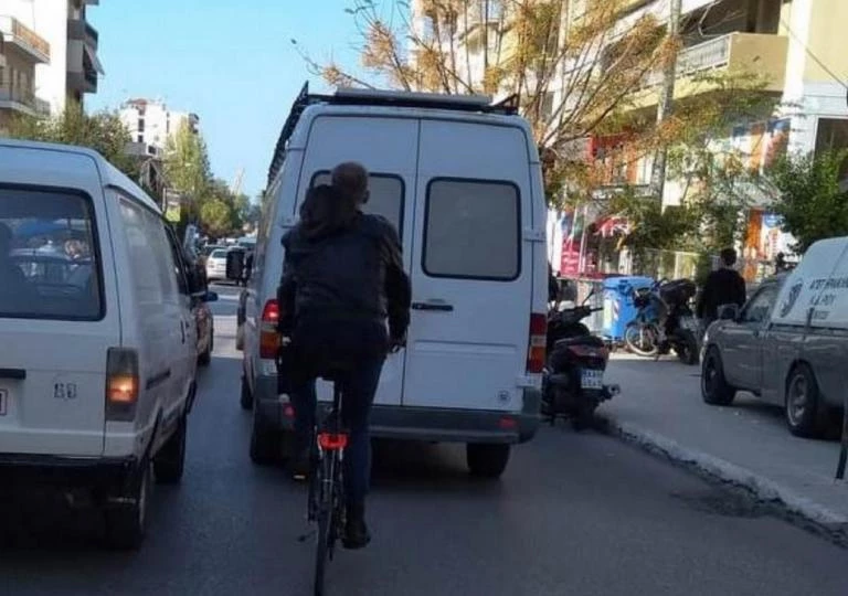 Πάτρα: Έπαθαν πλάκα όταν πρόσεξαν καλύτερα αυτή τη φωτογραφία!